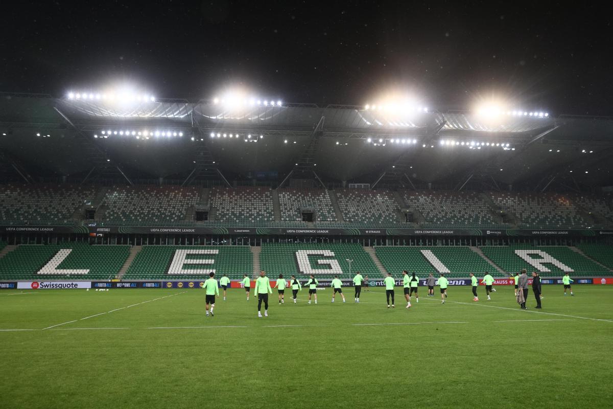 Los jugadores del Real Betis asisten a una sesión de entrenamiento en Varsovia, Polonia, 02 de octubre de 2024. El Real Betis se enfrentará al Legia Varsovia en un partido de la Liga de la Conferencia Europa de la UEFA el 03 de octubre en Varsovia.