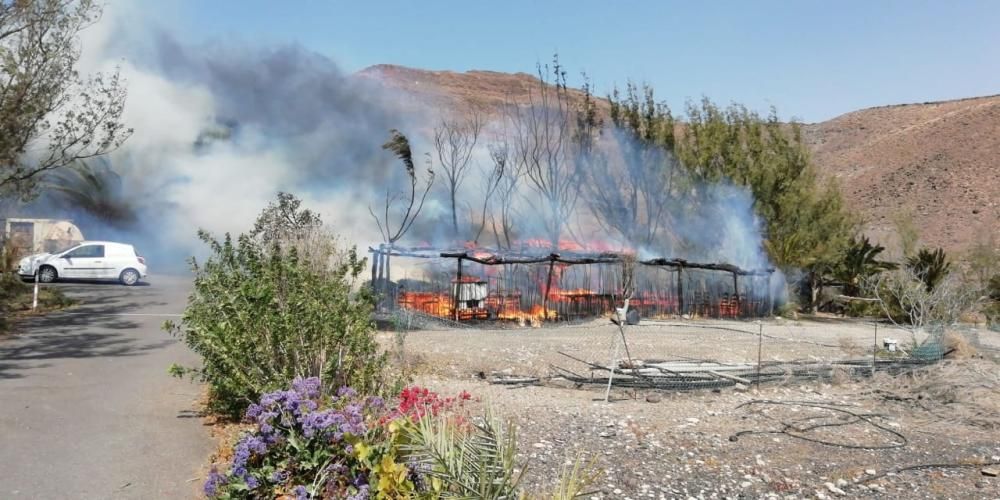 Heridas dos mujeres que intentaban sofocar el incendio de un invernadero en Fuerteventura