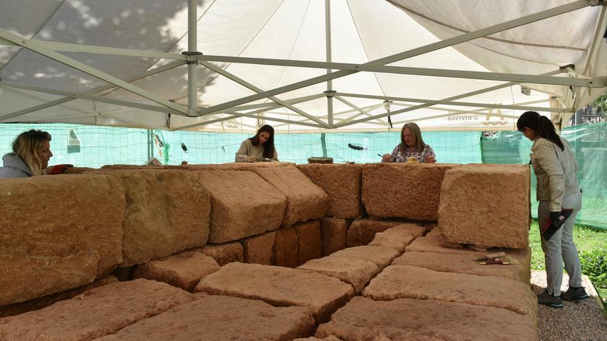 Arqueología en Ibiza: cómo limpiar un mausoleo enterrado durante 2.000 años