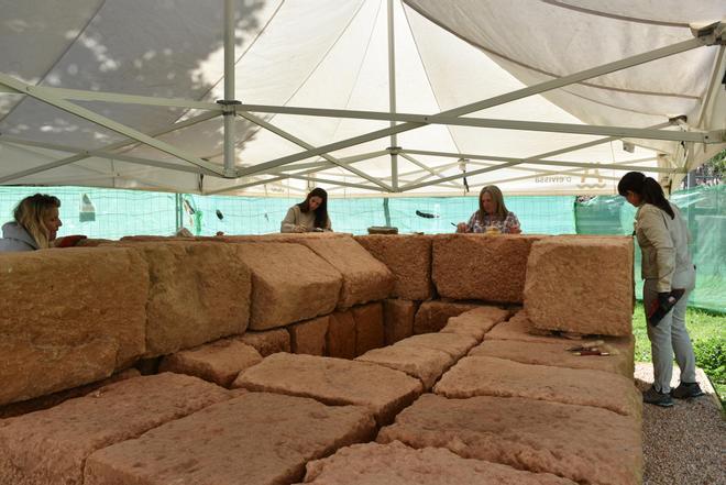 Galería de imágenes del inicio de la restauración del mausoleo romano hallado en Ibiza