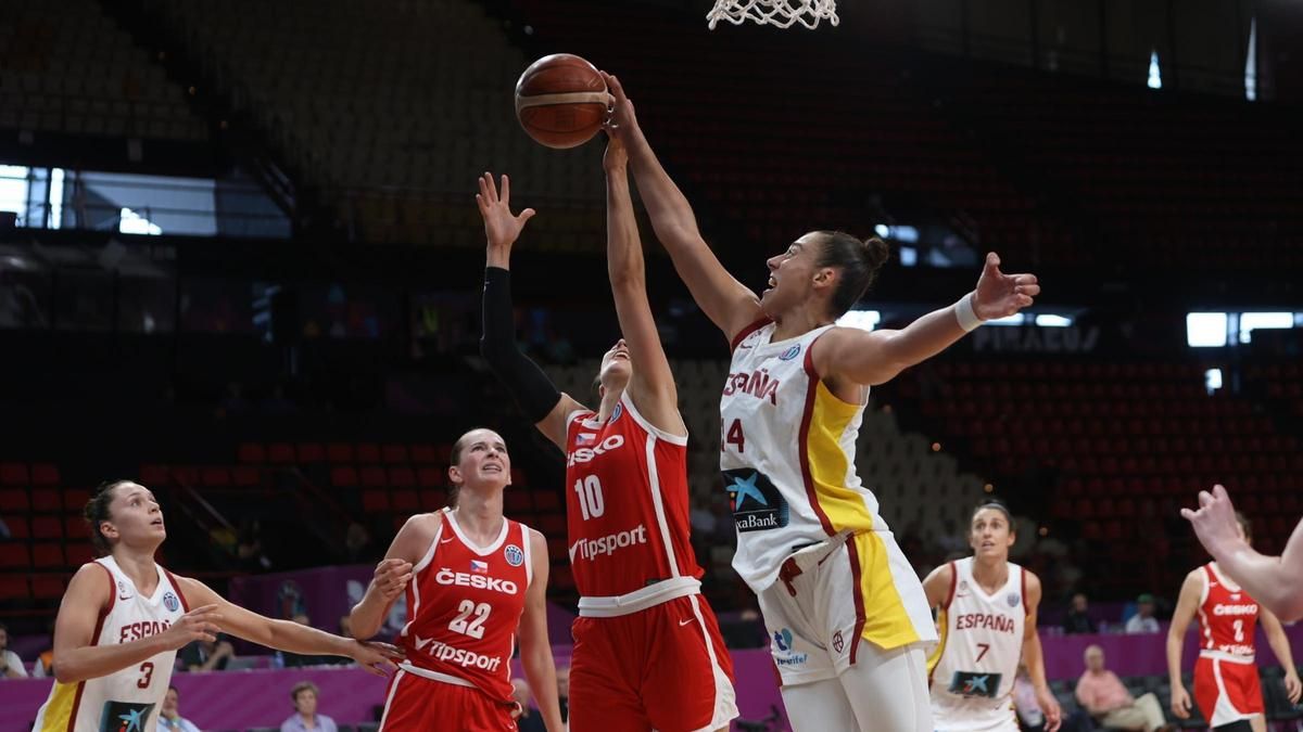 Raquel Carrera tapona a una rival.