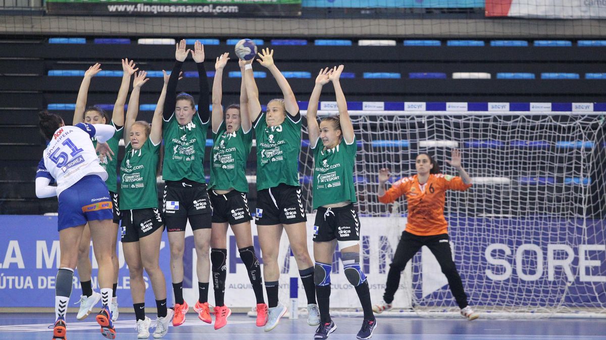 The Elche players defend a free kick with the time expired at the end of the first half. | KH7 GRANOLLERS The Elche players defend a free kick with the time expired at the end of the first half. | KH7 GRANOLLERS