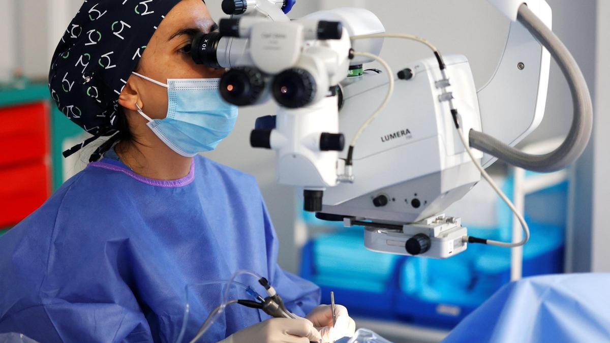 Para pacientes con glaucoma de ángulo cerrado o estrecho se recomienda la cirugía de cataratas.