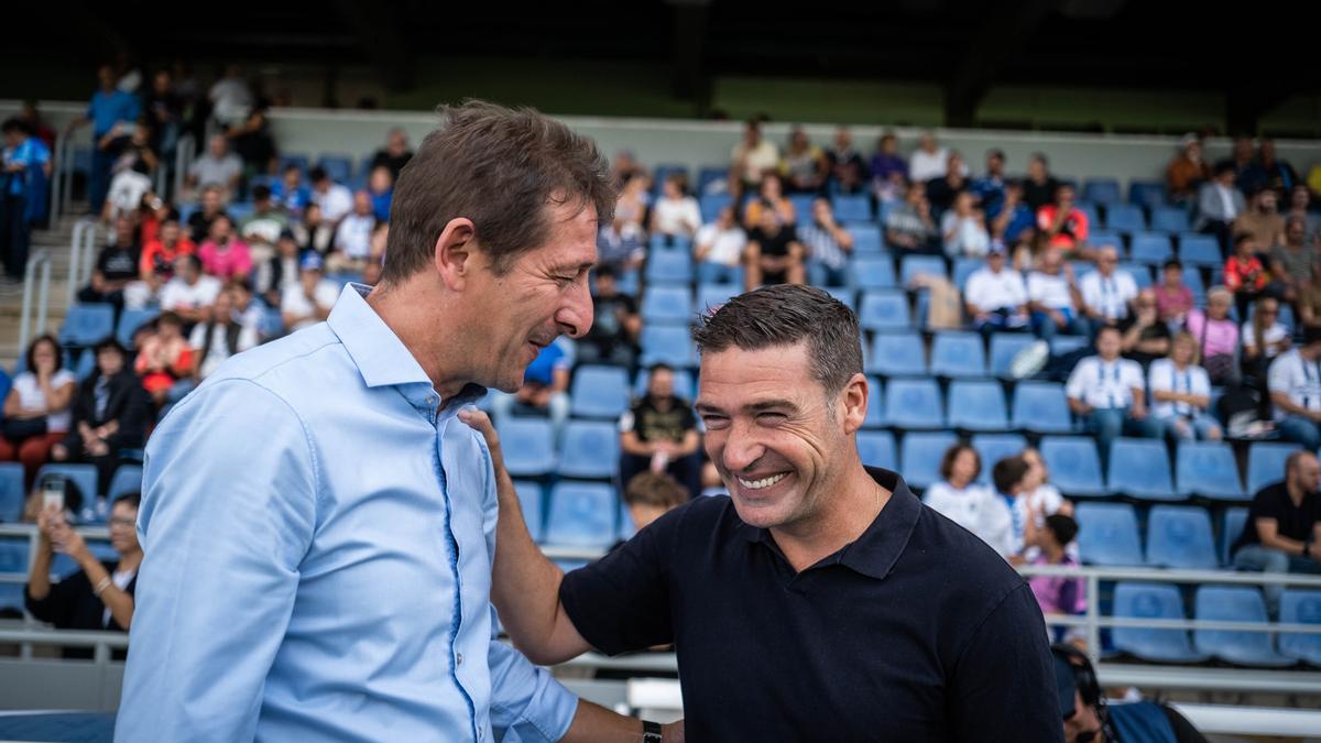 Ramis saluda a Luis Carrión antes del Tenerife-Cartagena.