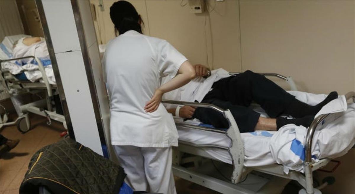Una enfermera atiende a una paciente en Urgencias del Hospital de la Vall d’Hebron. Una enfermera atiende a una paciente en Urgencias del Hospital de la Vall d’Hebron.