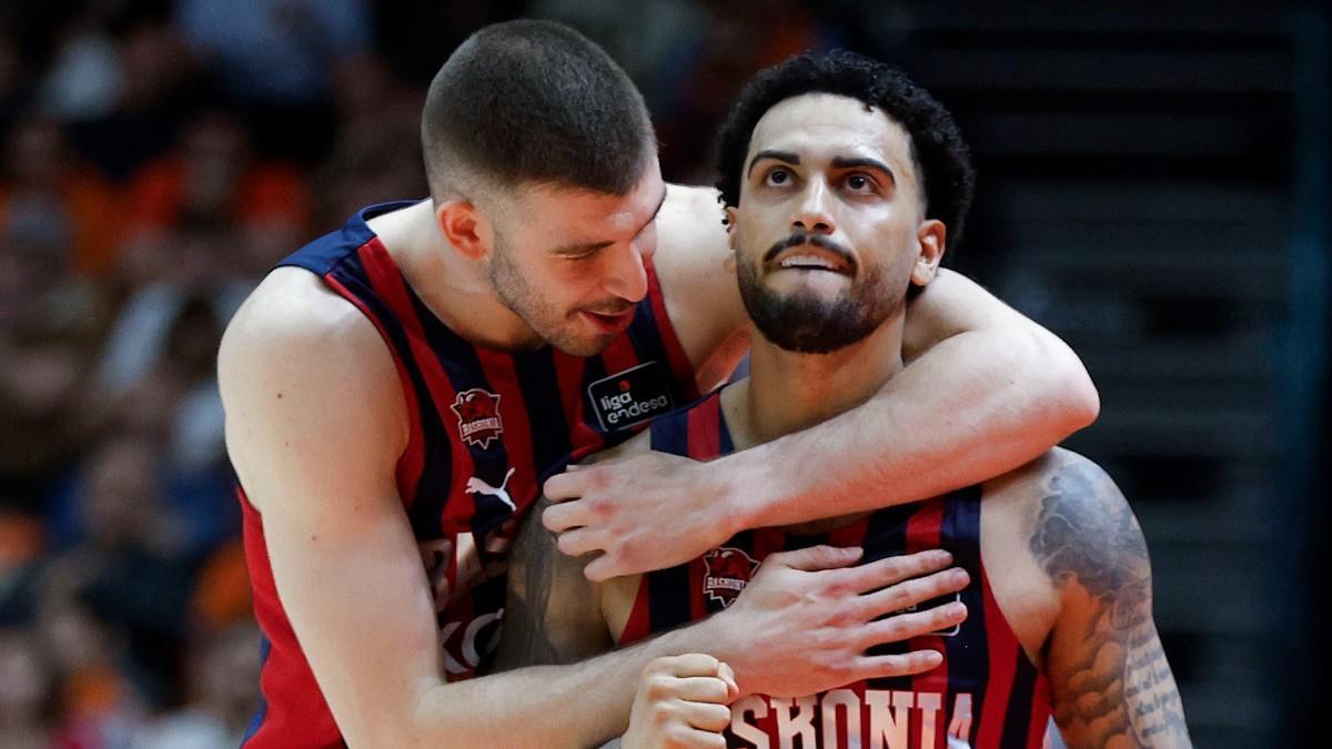 Los jugadores del Baskonia Markus Howard y Nikos Rogkavopoulos, durante un partido de Liga Endesa
