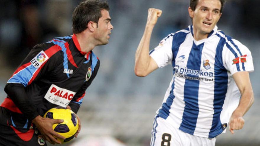 El delantero de la Real Sociedad Joseba Llorente celebra el gol que ha conseguido frente al Racing.