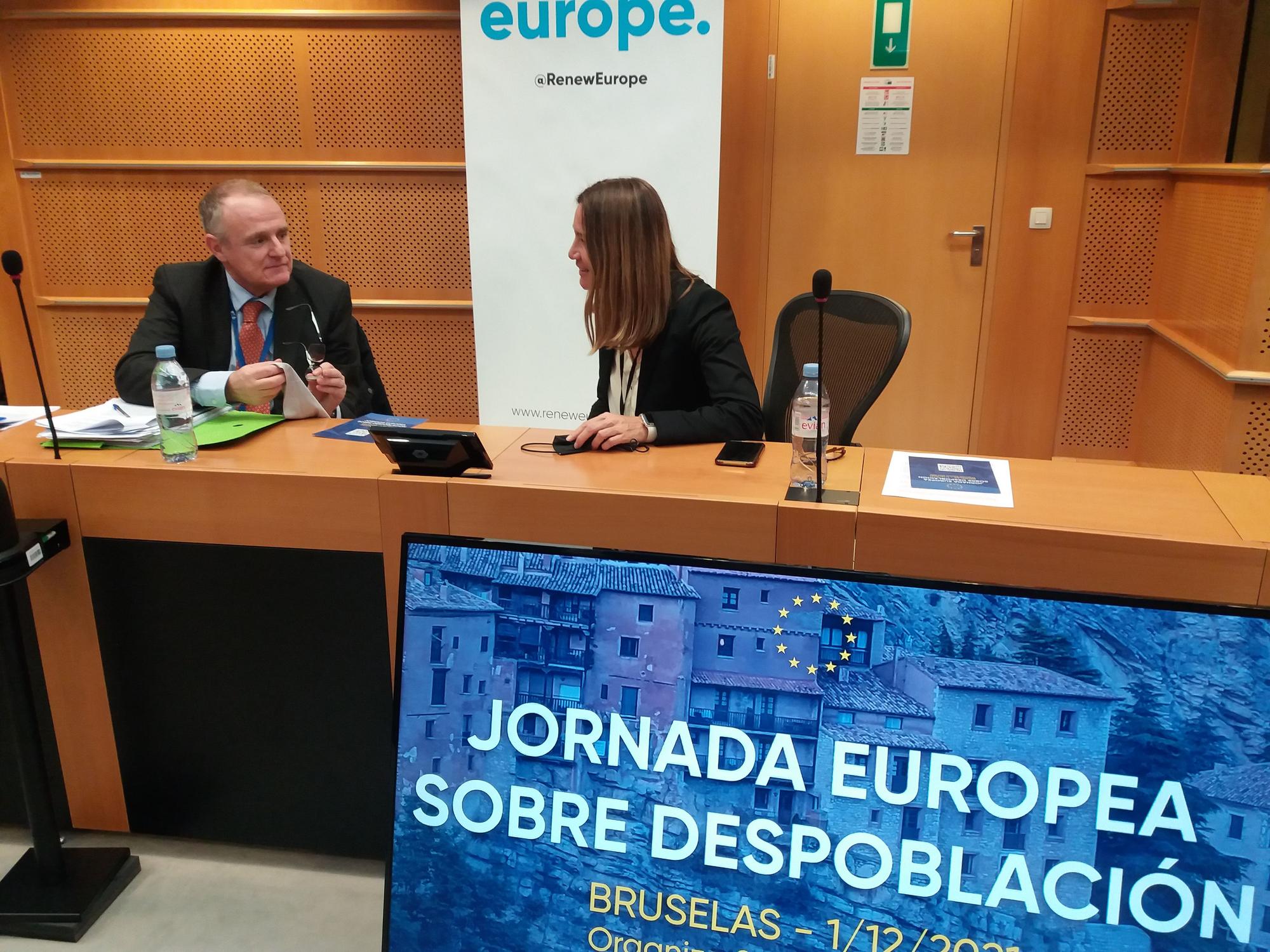 Diego Canga y Susana Solís durante una jornada sobre despoblación en Bruselas