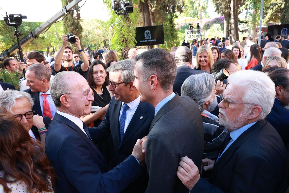 El consejero en funciones de Agricultura, Pesca, Agua y Desarrollo Rural, Ramón Fernández-Pacheco, y el consejero en funciones de Industria, Energía y Minas, Jorge Paradela, saludan al alcalde de Málaga, Francisco de la Torre (PP), en presencia del presidente de Asaja-Andalucía, Ricardo Serra.