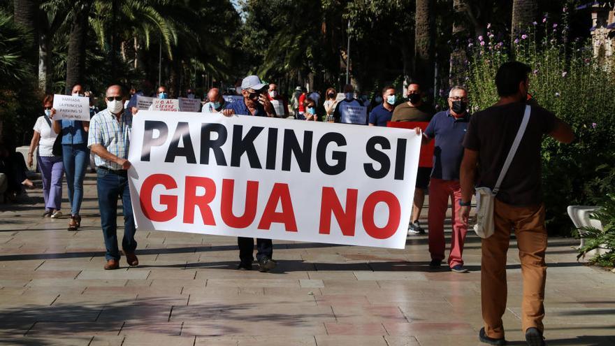 Protesta de los vecinos de La Princesa frente al Ayuntamiento de Málaga