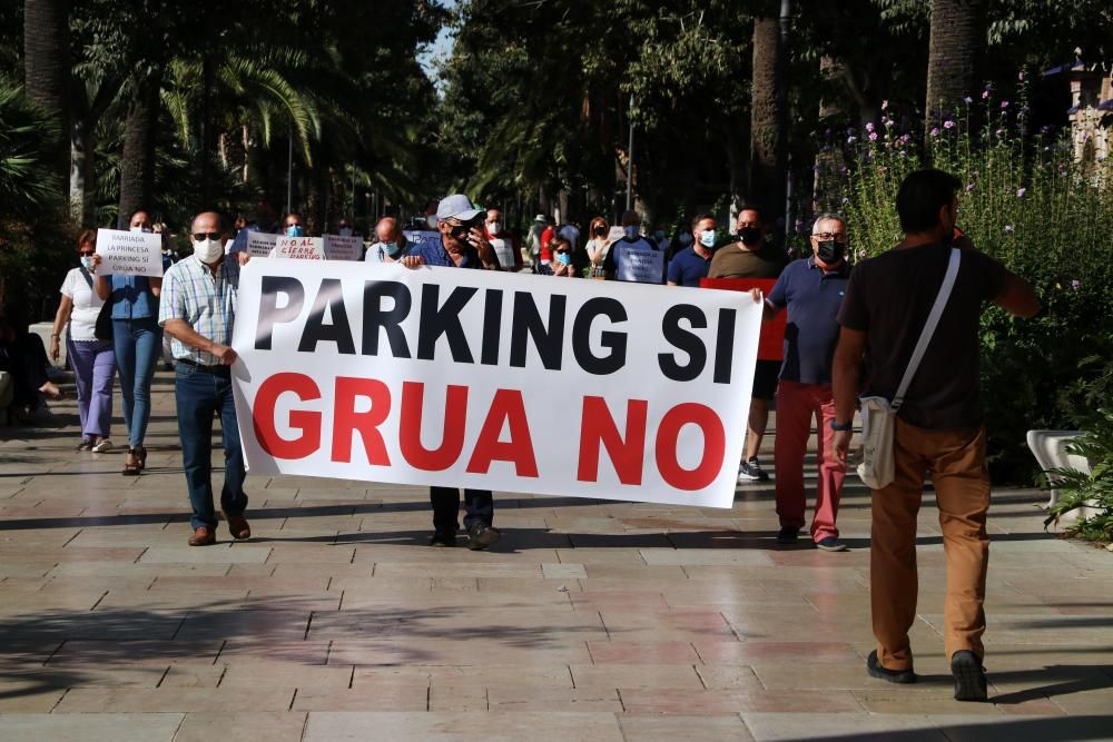 Protesta de los vecinos de La Princesa frente al Ayuntamiento de Málaga