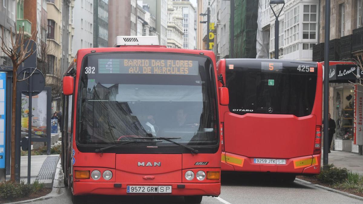 Buses urbanos por la calle San Andrés.
