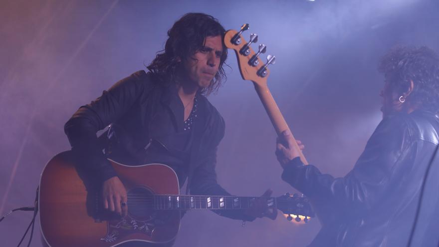 El rock de &quot;Rulo y la Contrabanda&quot; llenó la plaza de Toros de Gijón