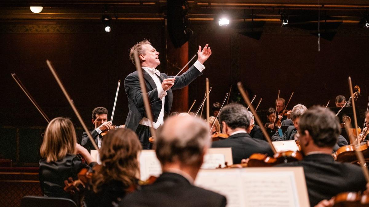 El director Jonathan Nott dirige este fin de semana a la JONDE en Zaragoza.