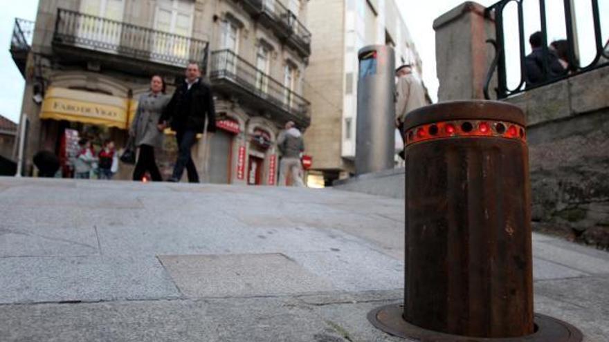 Bolardo que limita la entrada al Casco Vello. // José Lores