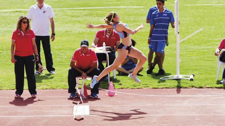 Eva Queimaño, en salto de longitud, durante una competición.