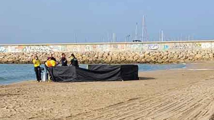 El cadáver del bebé hallado en la playa de Tarragona llevaba más de un día sobre la arena