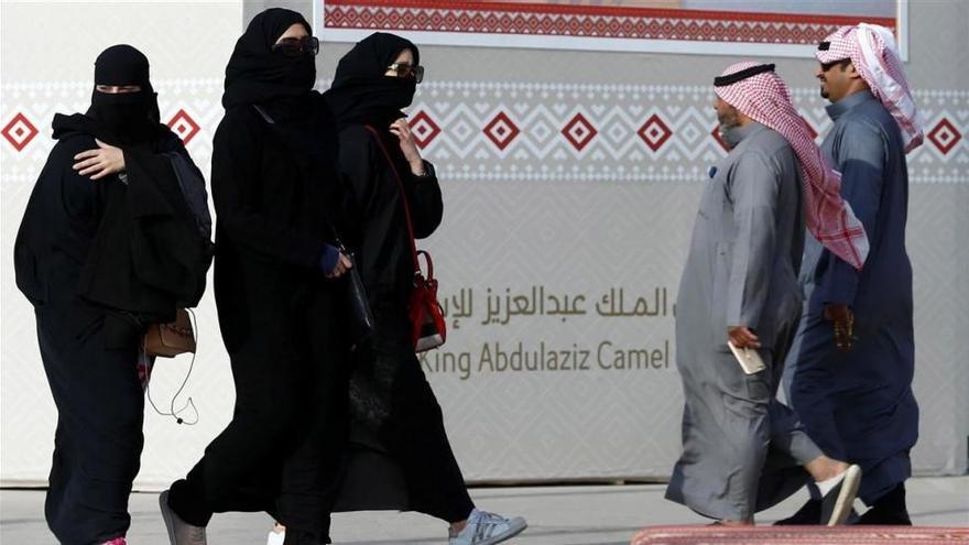 La policía de Arabia Saudí detiene a dos jóvenes por bailar en la calle