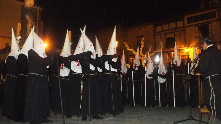 Jesús Sedano, de rodillas, pide protección para la ciudad ante la imagen del Cristo. Foto