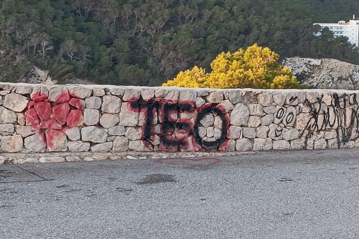 Vandalismo en el mirador de Cala Llonga