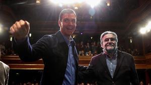 Pedro Sánchez y Pepu Hernández, en la presentación de la precandidatura del exseleccionador de baloncesto.