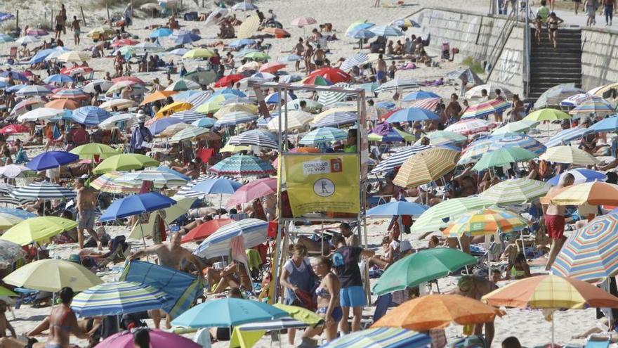 El calor de agosto invita a los vigueses a lanzarse a las playas