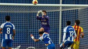 Iñaki, despejando un balón