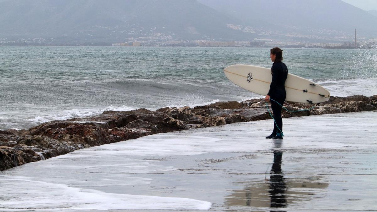 Temporal en la playa El Dedo con surfistas