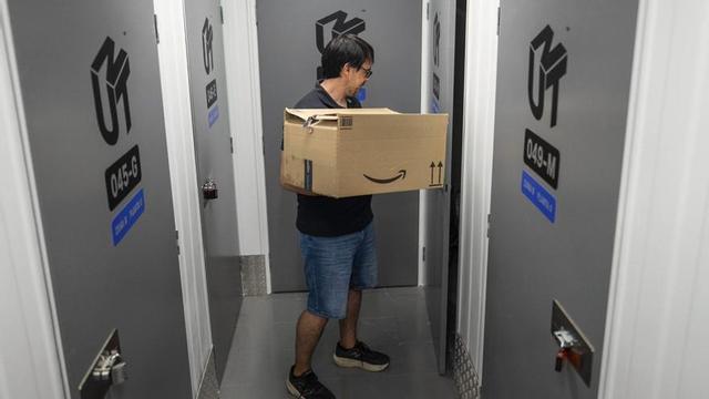 L’Andrés, gestor del nou centre al carrer de València, 480 de Necesito Un Trastero, a les instal·lacions. | ZOWY VOETEN
