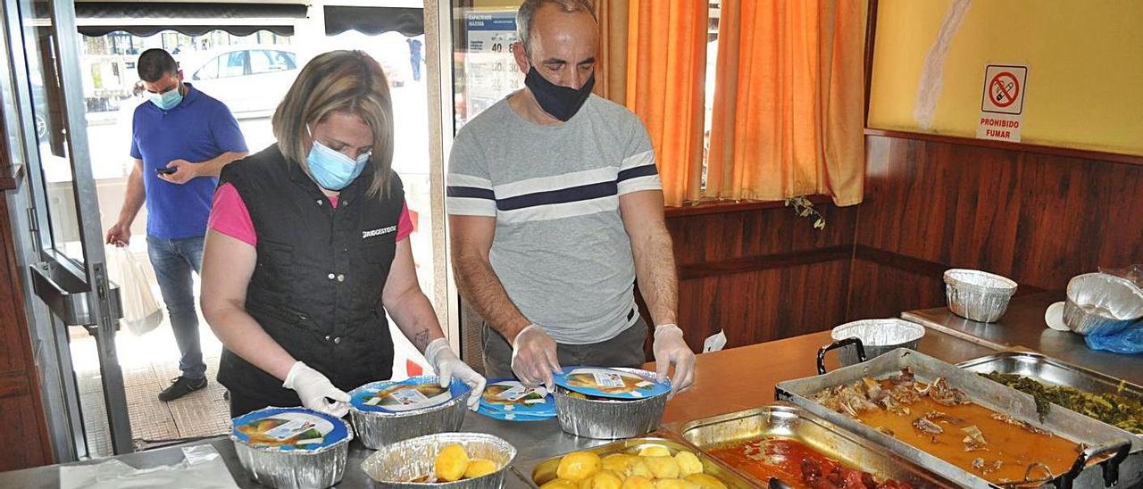 Preparación de las raciones para llevar en la XX edición de la Festa da Cacheira de Pazos.   | // FDV