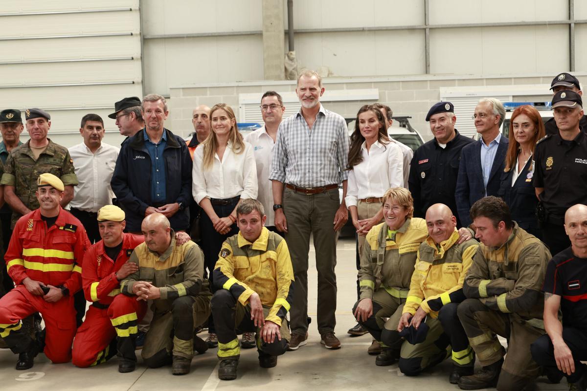 Los Reyes posan para una foto de grupo mientras visita este jueves el Centro de Coordinación del Distrito Forestal XIV de Verín