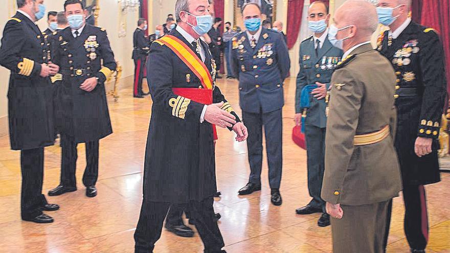 Saludos momentos antes del acto castrense.