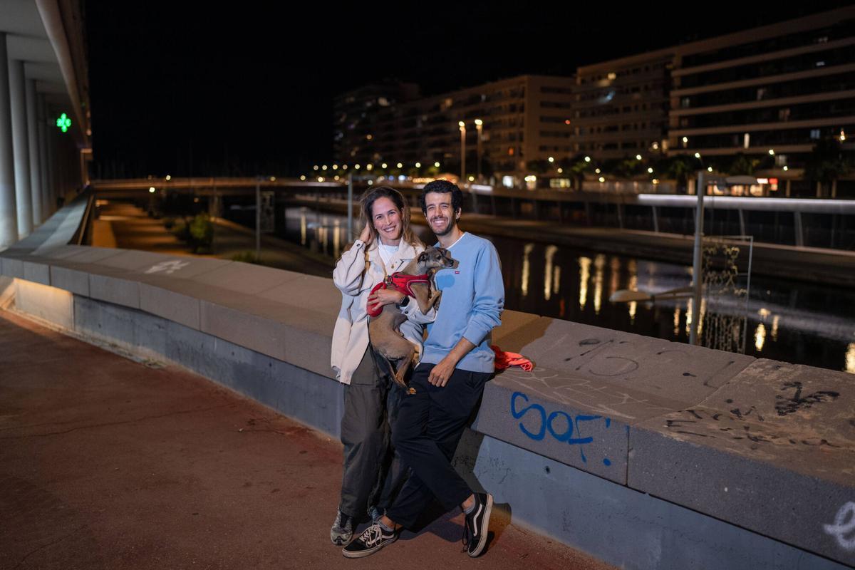 Ricardo Yebra y Linda Cardillo, una pareja formada por un malagueño y una venezolana, ante el Canal del Gorg.