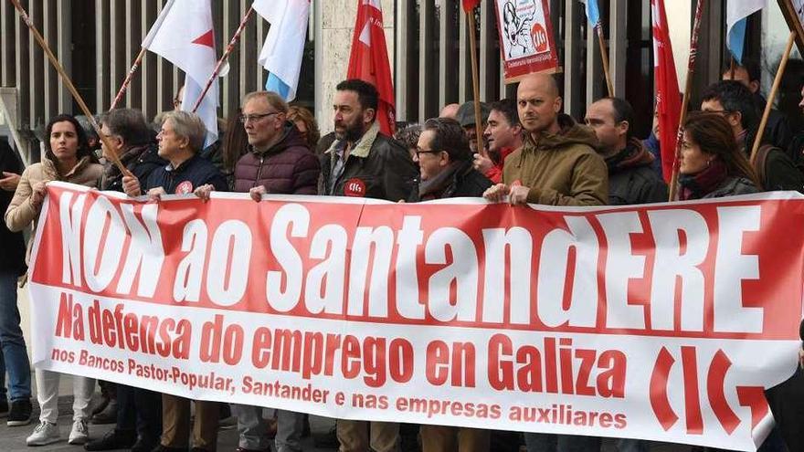 Un momento de la protesta convocada por la CIG, ayer, ante el centro del Pastor de la calle Orillamar.