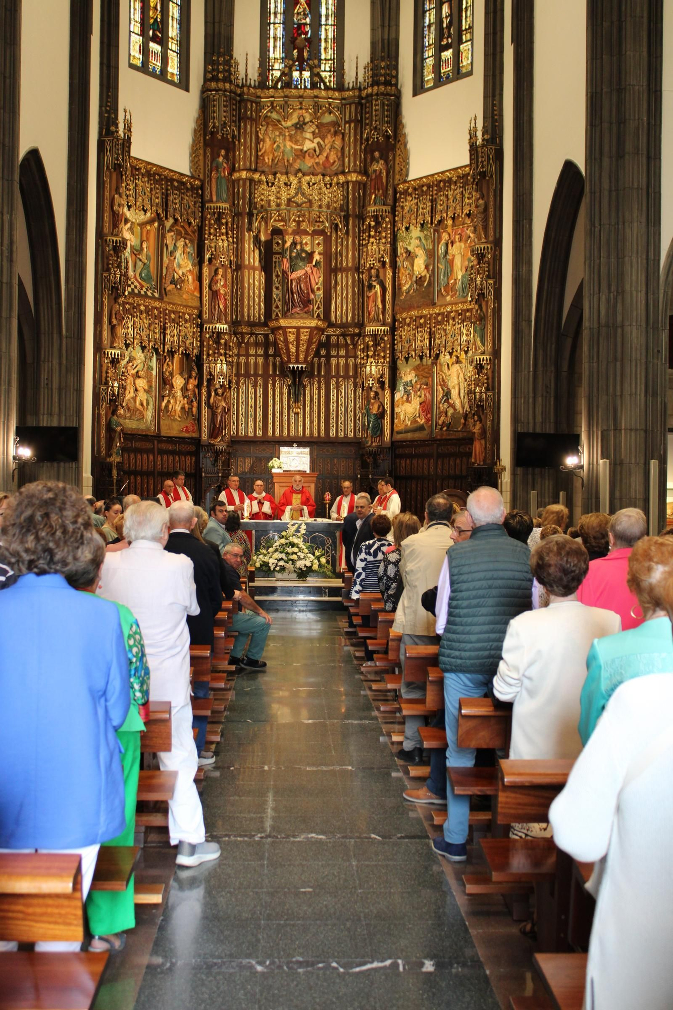 Así es el último día de las fiestas en Sama: del concierto del Coro "Santiaguín" a la jira por los bares, pasando por la música constante