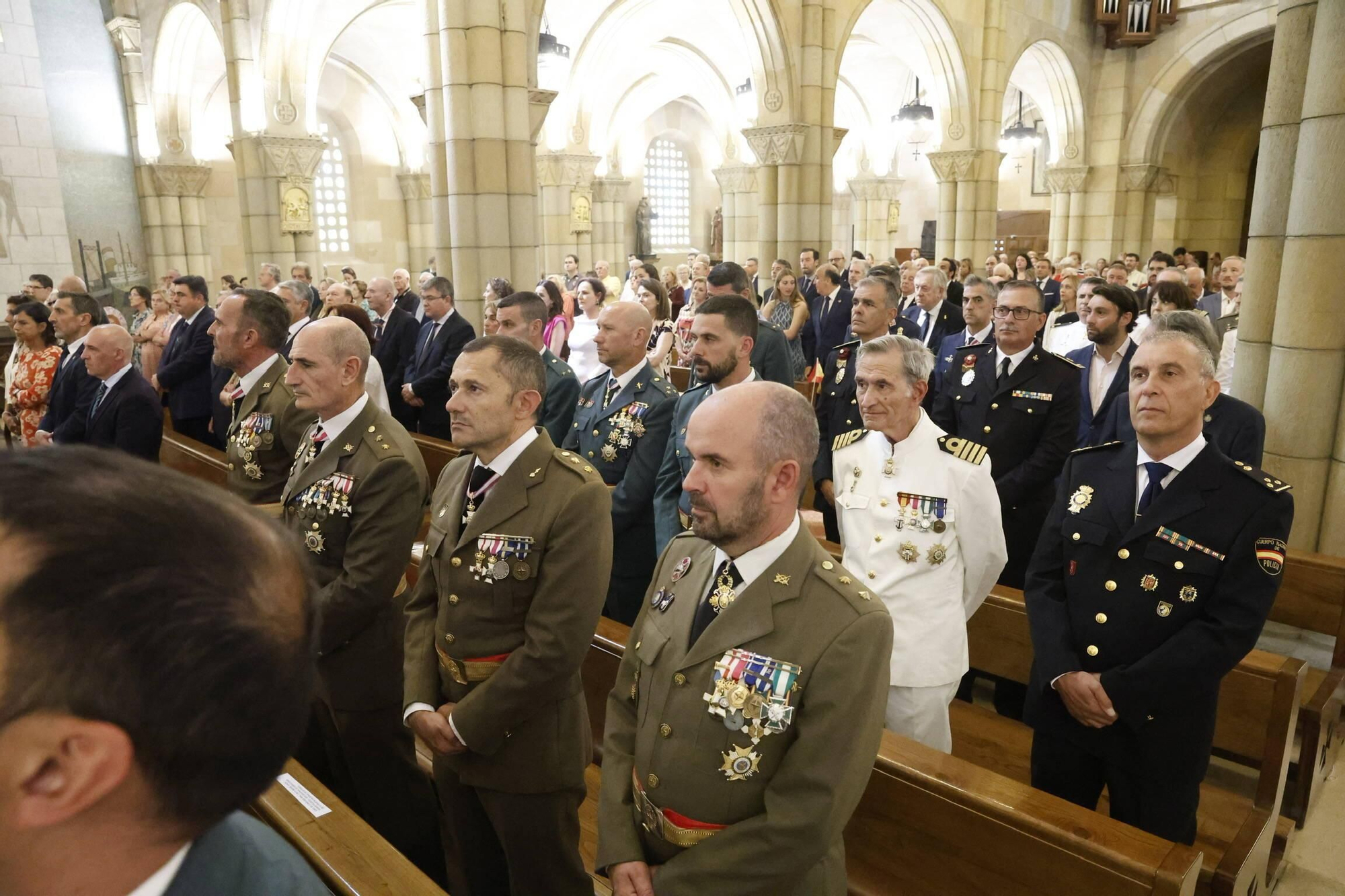 La misa con la Armada y la ofrenda floral del Carmen en Gijón, en imágenes