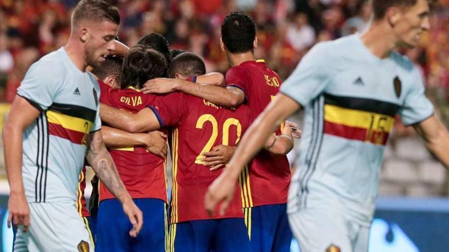 Los jugadores españoles celebran uno de los goles ante dos rivales ayer en Bruselas.