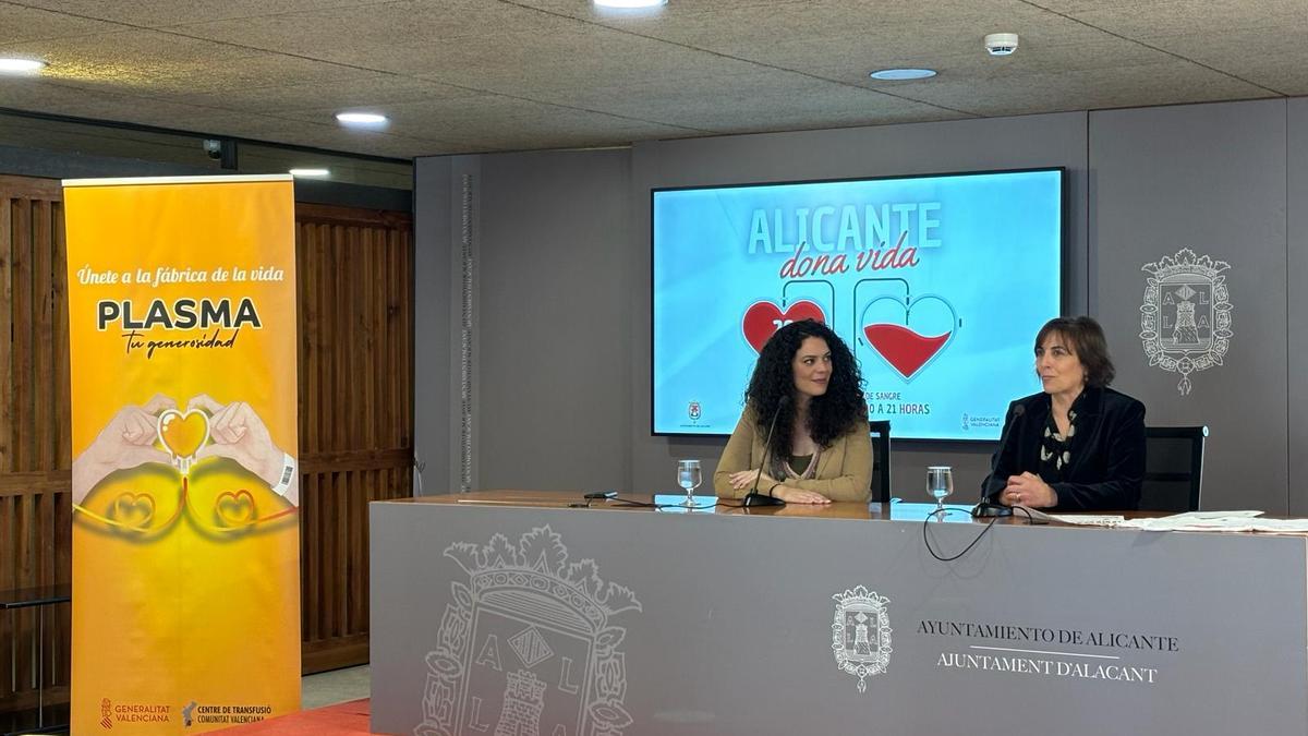 La edil Cristina Cutanda y la jefa de servicio del Centro de Transfusión, Mabel Ortiz, durante la presentación de &quot;Alicante, dona vida&quot;