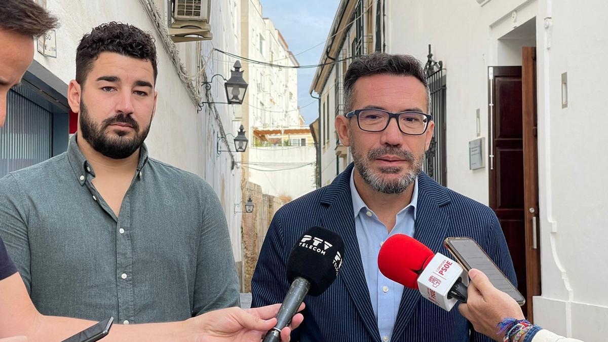 José Antonio Romero junto a José Reis, atendiendo a la prensa.