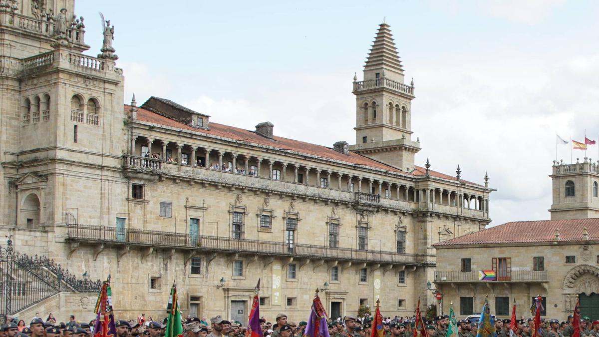 Fachada del claustro catedralicio pendiente de restaurar a excepción de la Torre de la Vela.