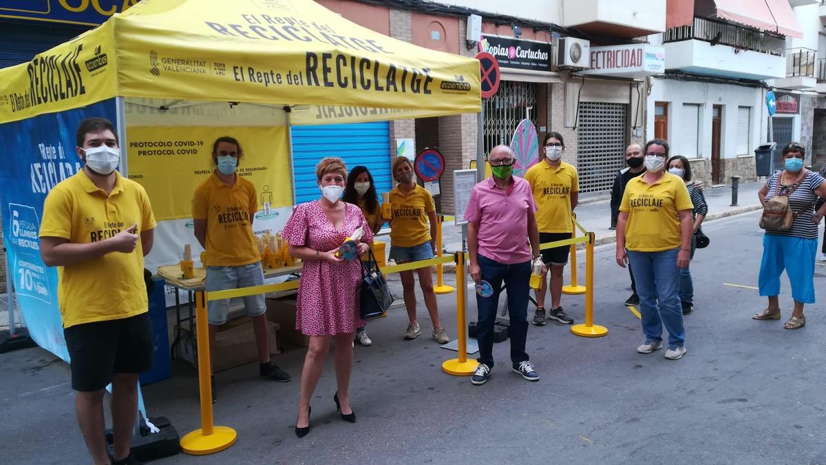 Recepción del reto del reciclaje, a la que asistieron Esther Iborra, la Concejala de Limpieza y Gestión de Residuos, y Rafa Olivares, vicepresidente de la Asamblea de Sant Joan de Cruz Roja