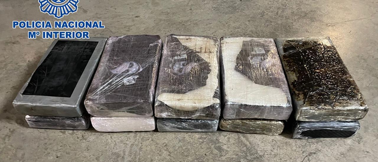 Once kilos de cocaína hallados ocultos bajo la tapicería en el suelo de uno de los vehículos intervenidos
