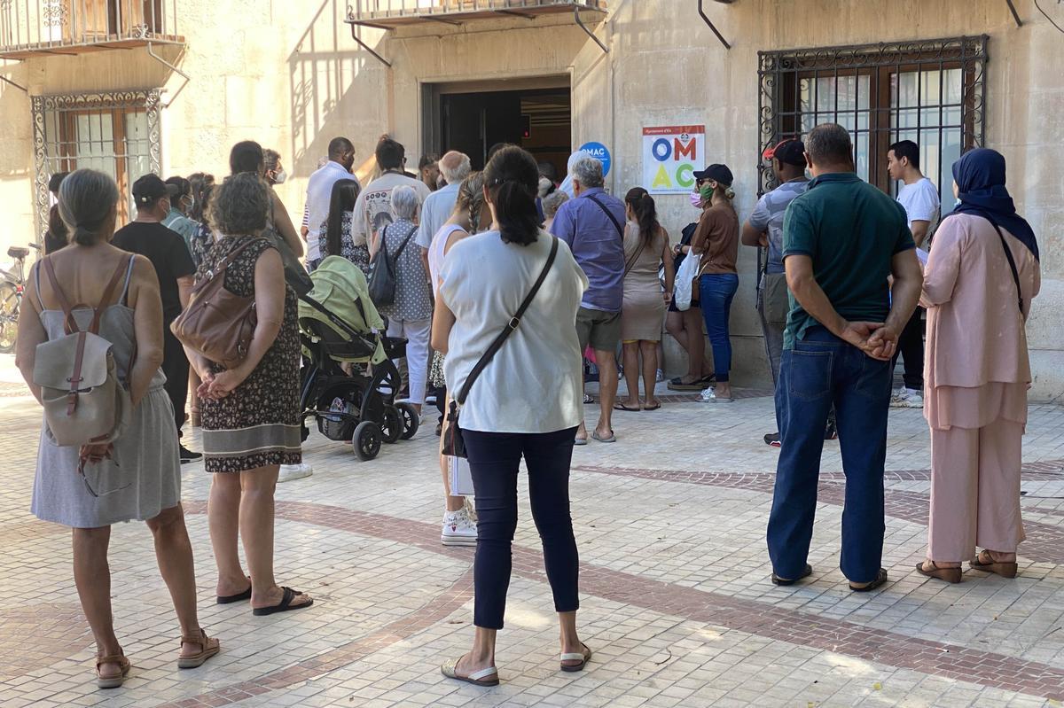 Colas en la oficina de la Oficina Municipal de Atención Ciudadana en Elche