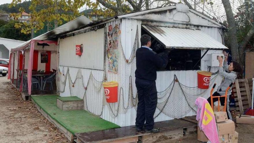 El edificio donde vivía, a escasos metros del lugar donde fue apuñalada. // R. Vázquez