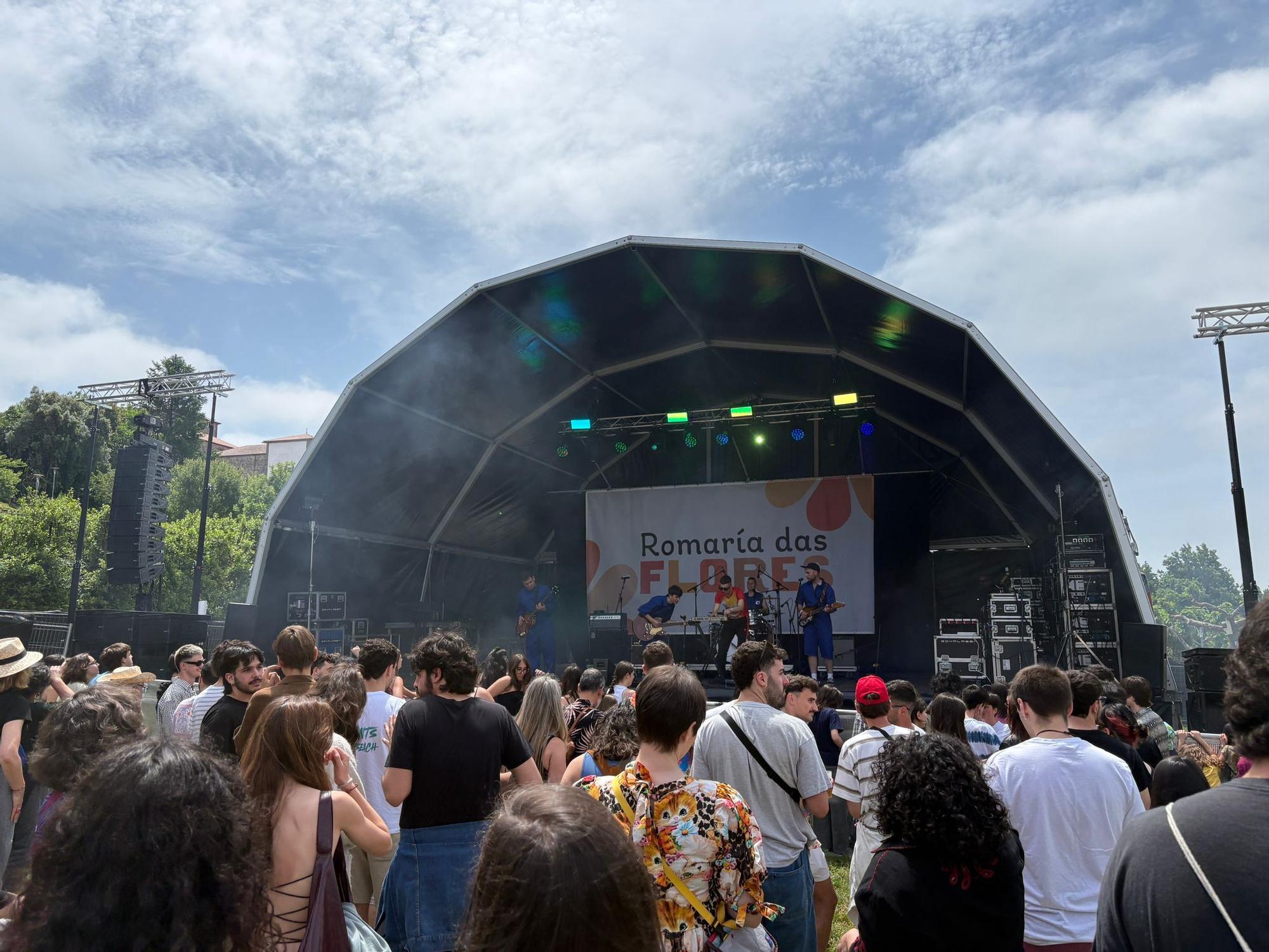 La Romaría das Flores aterriza por todo lo alto en su estreno en Santiago