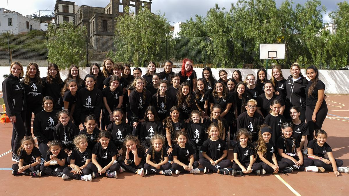 Profesoras y alumnos de la escuela de danza Enseñanzas Artísticas Alexia Rodríguez en el CEIP Arucas.