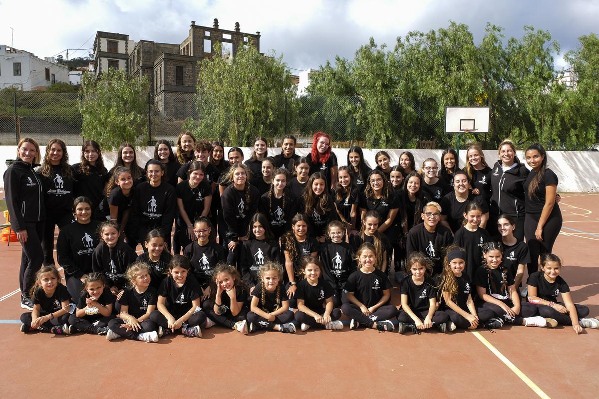 Profesoras y alumnos de la escuela de danza Enseñanzas Artísticas Alexia Rodríguez en el CEIP Arucas.