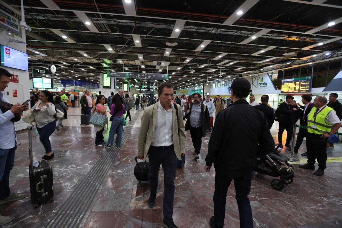 Barcelona 14/10/2025 Barcelona Reportaje de los obras de la estación de Sants, que ocasionan mucho ruido, así como la zona interior del hall con las tiendas cerradas. FOTO DE RICARD CUGAT