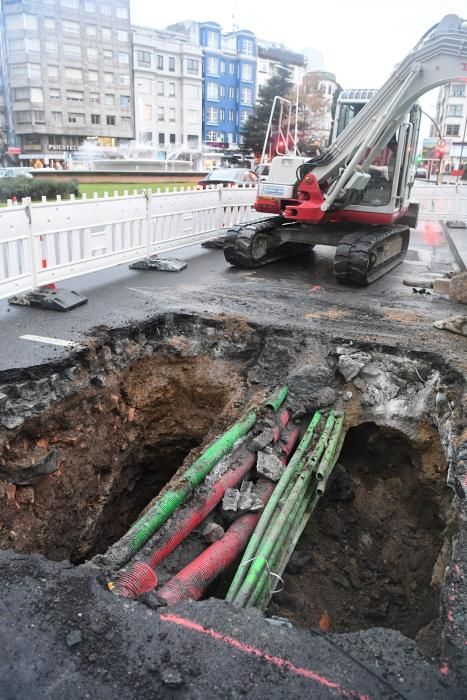 La rotura de una canalización produjo una "caverna interior" que llegó a alcanzar el subsuelo de la calzada.