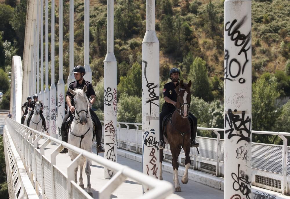 La caballería policial patrulla las termas